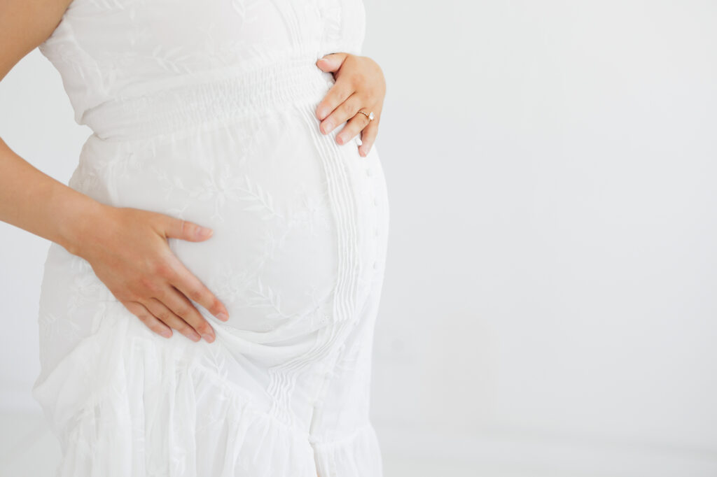 Pregnancy photography Boise Idaho – mother in white maternity dress from client closet