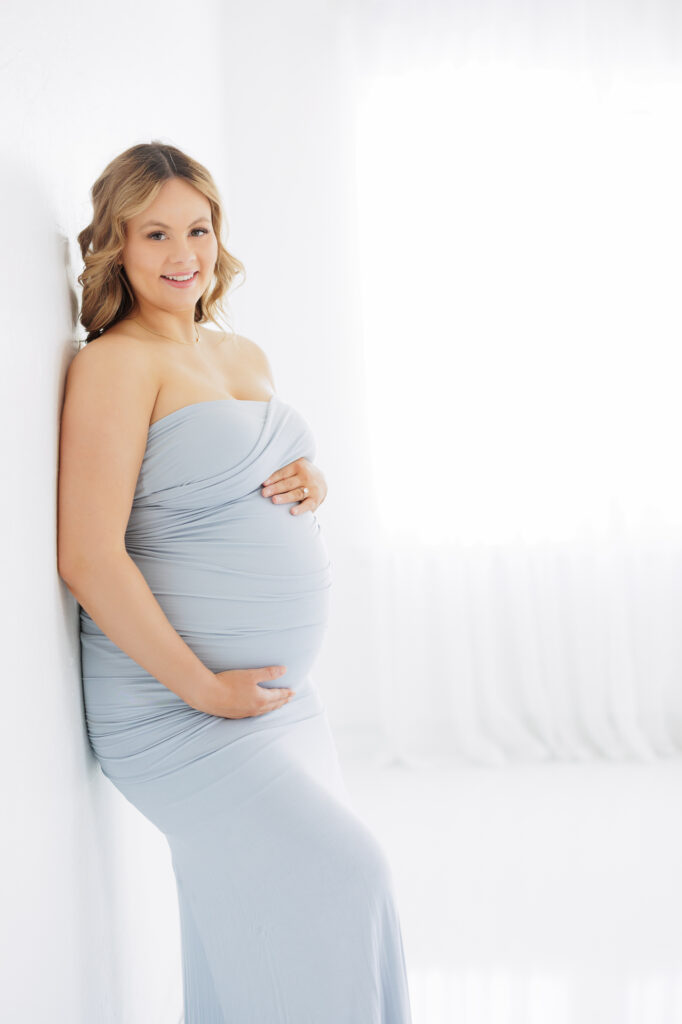 Pregnancy photography Boise Idaho – mother in blue maternity dress from client closet